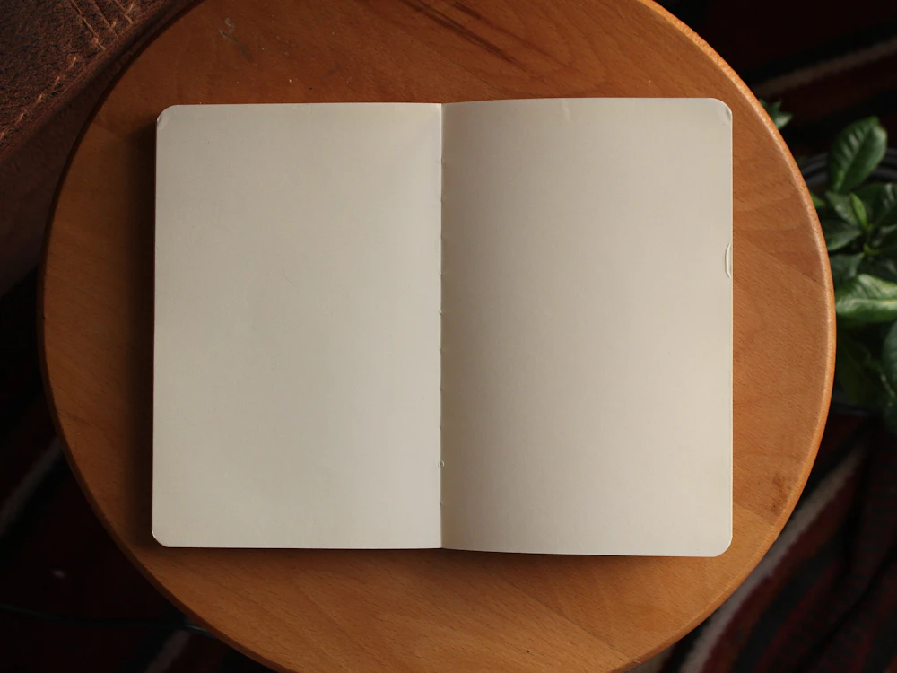Ahşap tabakta açık defter